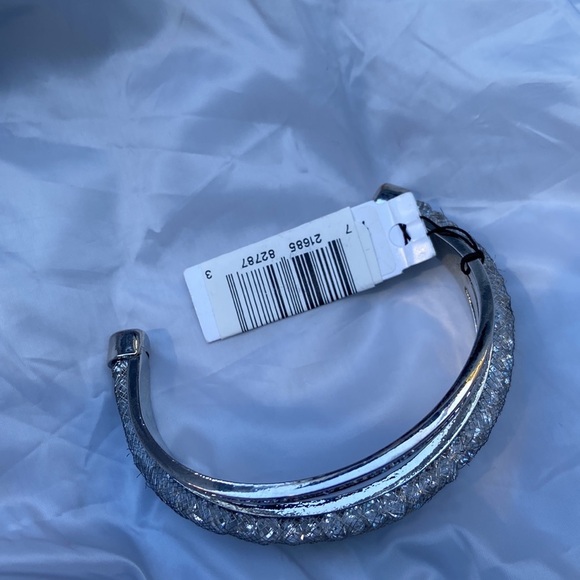 New GUESS Silver-Tone Patricia Cuff Bracelet - Picture 4 of 4